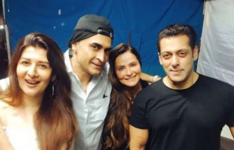 জানা যায়, সালমানের তৎকালীন বান্ধবী সঙ্গীতা বিজলানির সঙ্গে তার বিয়ের কার্ডও ছাপতে দেয়া হয়ে যায় কিন্তু আচমকাই বেঁকে বসেন বলিউড ভাইজান।