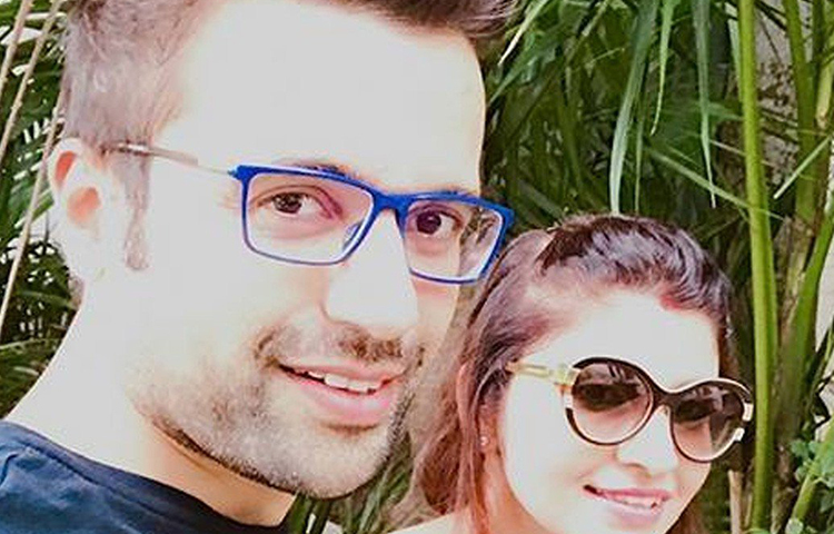 অ্যালুমিনিয়ামের ব্যবসায় দীর্ঘ দিন ছিলেন সন্দীপের বাবা। কিন্তু সেই ব্যবসা ভেঙে পড়ায় তার জের এসে পড়ে সন্দীপের জীবনে। তখন তিনি ক্লাস টেনের ছাত্র।