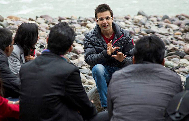 জীবন সংগ্রামের পর্বে তিনি প্রথাগত লেখাপড়ার বাইরে একটা অন্য জগতের স্বাদ পান। মেধাবী হওয়া সত্ত্বেও অসম্পূর্ণ থেকে যায় তার পড়াশোনা। দিল্লির কিরোরিমল কলেজে তিনি ছিলেন বি কম তৃতীয় বর্ষের ছাত্র। সেই অবস্থায় তিনি কলেজ ছেড়ে দেন।