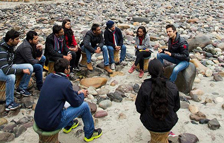 ঊনিশ বছর বয়সে শুরু মডেলিংয়ের ক্যারিয়ার। কিন্তু সেখানেও মডেলদের উপর শোষণের হাল দেখে তিনি বীতশ্রদ্ধ। মডেলিং ছেড়ে শিখলেন ফটোগ্রাফি। কিছুদিন পরে নিজের সংস্থা শুরু করলেন। মডেলদের পোর্টফোলিও তৈরি হত সেই সংস্থায়।