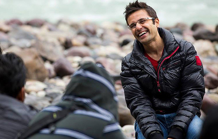 পরের বছর, ২০০২ সালে তিন বন্ধুর সঙ্গে মিলে শুরু করলেন একটি সংস্থা। সেটাও বন্ধ হয়ে গেল ছ’মাসের মধ্যে। এরপর তার মনে হল, নিজের ভাবনাচিন্তা ভাগ করে নেবেন। একুশ বছর বয়সে লিখলেন বই।