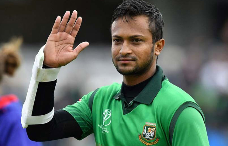 ২০০৫ থেকে ২০০৬ সালের মধ্যে সাকিব অনূর্ধ্ব-১৯ দলের হয়ে ১৮টি একদিনের আন্তর্জাতিক ম্যাচ খেলেন। ৩৫.১৮ গড়ে তিনি মোট ৫৬৩ রান সংগ্রহ করেন এবং ২০.১৮ গড়ে নেন মোট ২২টি উইকেট।