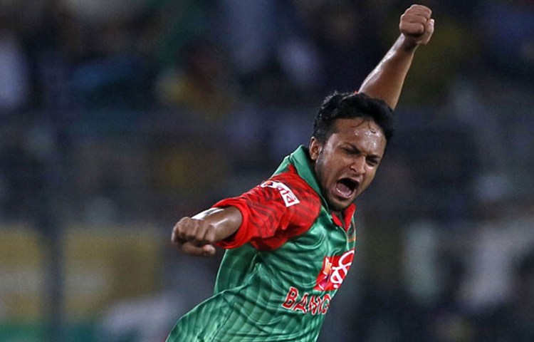 টেস্টে সাত নম্বরে ব্যাটিংয়ে নামলেও ওয়ানডেতে কিন্তু প্রথম পাঁচ ব্যাটসম্যানের মধ্যেই থাকতেন তিনি। ট্যুরের আগ দিয়ে কোচ জিমি সিডন্স জানালেন, সাকিবকে স্পেশালিস্ট বোলার হিসেবেই টেস্ট সিরিজ খেলানো হবে। কোচকে হতাশ করেননি সাকিব।