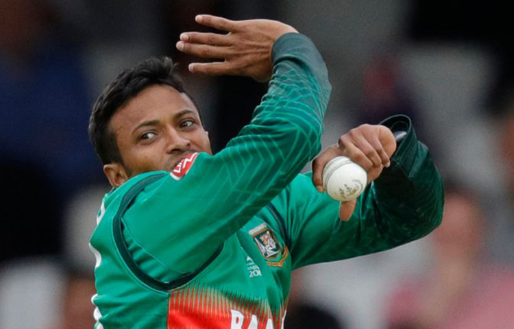 সাকিব টি-টোয়েন্টিতে বাংলাদেশের দ্বিতীয় ব্যাটসম্যান হিসেবে ১০০০ রান পূর্ণ করেন। এছাড়া দ্বিতীয় অলরাউন্ডার হিসেবে টি-টোয়েন্টিতে ১০০০ রান ও ৫০ উইকেট লাভ করেন। ২০১৯ সালের জুনে তিনি দ্রুততম খেলোয়াড় হিসেবে মাত্র ১৯৯ ম্যাচে ৫,০০০ রান ও ২৫০ উইকেট নেওয়ার কৃতিত্ব অর্জন করেন।