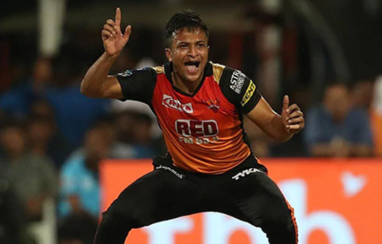 এরপর আবার যোগাযোগ আইপিএল-এর সময়ে। সে সময় শাকিব খেলছিলেন সানরাইজার্স হায়দরাবাদ দলে। তার কাছে নির্দিষ্ট তথ্য চান দীপক। এবার শাকিব তাকে বলেন, তিনি প্রথমে দীপকের সঙ্গে দেখা করতে চান।