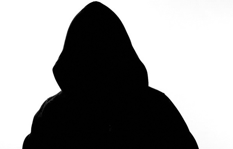 আবুধাবিতে একটি ক্রিকেট ম্যাচ চলাকালীন সন্দেহজনক গতিবিধির জেরে তিনি আইসিসির নজরদারির আওতায় আসেন। তারপর তাকে লাগাতার নজরে রেখেছিল আইসিসির দুর্নীতিদমন শাখা। সাকিব আল হাসানের সঙ্গে তার ঘনঘন কথোপকথন প্রকাশ্যে আনা হয়।