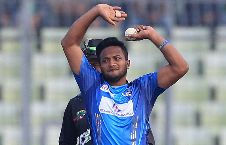 একবার ঘনিষ্ঠ হয়ে গেলেই ক্রিকেটারের কাছ থেকে ম্যাচ সংক্রান্ত তথ্য আদায় করার চেষ্টা করতেন দীপক। আইসিসির দাবি, সাকিবের সঙ্গে দীপকের প্রথম আলাপ ২০১৭ সালের মাঝ নভেম্বরে। বাংলাদেশ প্রিমিয়ার লিগে সাকিব তখন খেলছেন ঢাকা ডায়নামাইটস-এর হয়ে। জেরায়, নির্বাসিত অলরাউন্ডার জানিয়েছেন, এক পরিচিতের মাধ্যমে তার নম্বর পেয়েছিলেন জুয়াড়ি দীপক আগরওয়াল।