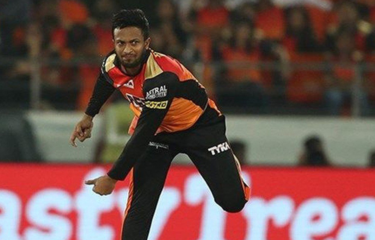 অভিযোগ, দ্বিতীয় আলাপেই শাকিবকে তথ্য সরবরাহের প্রস্তাব দেওয়া হয়। জানতে চাওয়া হয়, তিনি এখন কাজ করবেন, নাকি, আইপিএল অবধি অপেক্ষা করবেন? আইসিসির দাবি, ত্রিদেশীয় সিরিজে আগাগোড়া সাকিবের সঙ্গে যোগাযোগ ছিল দীপকের।