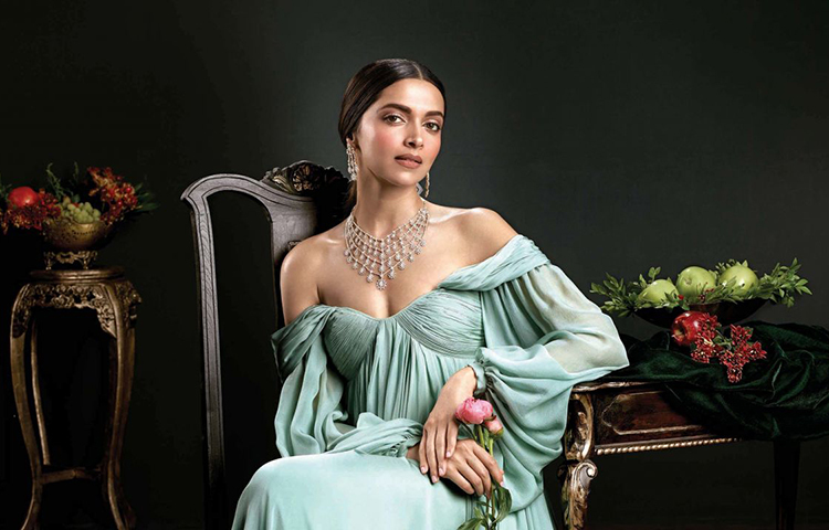 দীপিকা পাড়ুকোন: শাহরুখ খানের নায়িকা হয়ে ধরে অনেক নায়িকাই বলিউডে পা রেখেছেন। সেই সৌভাগ্যবানদের অন্যতম একজন দীপিকা পাড়ুকোন। ওম শান্তি ওম ছবিতে শাহরুখের বিপরীতে অভিষেক ঘটে তার। তুমুল জনপ্রিয়তা পায় সে ছবি। এরপর থেকেই জমজমাট শাহরুখ-দীপিকা জুটি। বেশ কয়টি ছবিতে তারা জুটি বেঁধে অভিনয় করেছেন।