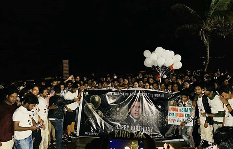 প্রিয় নায়কের জন্মদিনে শুভেচ্ছা জানাতে ব্যানার নিয়ে নিয়ে এসেছেন ভক্তরা।