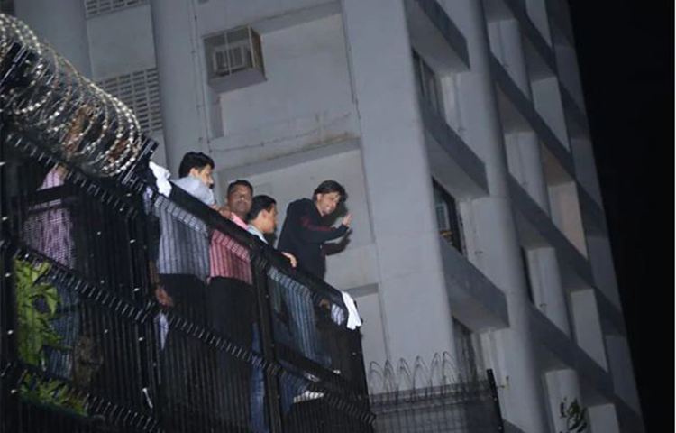 বাড়ির ছাদে দাঁড়িয়ে ভক্তদের শুভেচ্ছা গ্রহণ করছেন শাহরুখ।