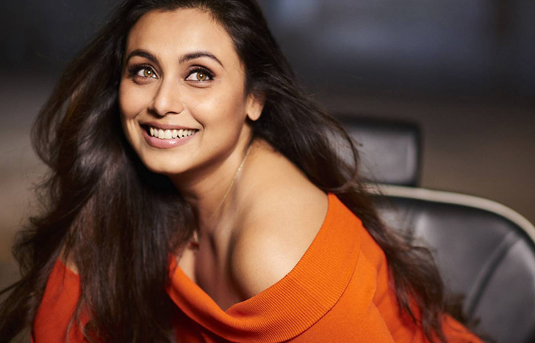 রানি মুখার্জি: শাহরুখ খান তখন সুপারস্টার। ডিডিএলজে ছবি দিয়ে মাতিয়ে দিয়েছেন হিন্দি সিনেমার দর্শকের মন-প্রাণ। সে সময় বলিউডে আগম বাঙালি অভিনেত্রী রানি মুখার্জির। বিখ্যাত কুছ কুছ হোতা হ্যায় ছবি দিয়ে তাদের যাত্রা শুরু। এরপর শাহরুখ-রানি জুটি সাফল্য পেয়েছেন বেশ কিছু ছবিতে।