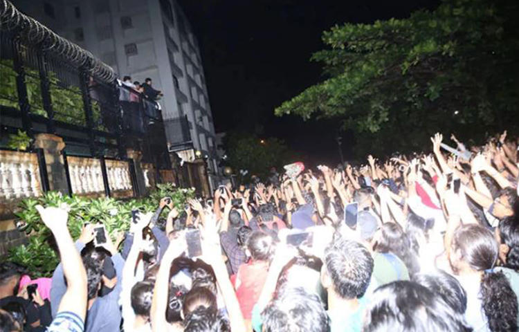 হাত উচিয়ে ভক্তরা প্রিয় নায়ককে অভিবাদন জানাচ্ছেন।