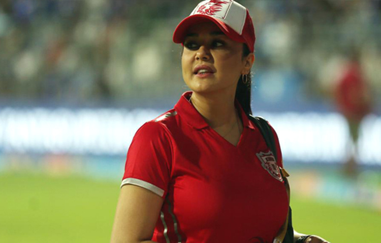 প্রীতি জিনতা: ব্যক্তি শাহরুখ খানের ভক্ত অভিনেত্রী প্রীতি জিনতা। সুযোগ হলেই প্রিয় নায়ককে প্রশংসায় ভাসাতে ভুল করেন না তিনি। শাহরুখ-মনীষা জুটির দিল সে ছবিতে অভিনয় করে বলিউডে পা রাখেন প্রীতি। এরপর খুব বেশি ছবিতে তাদের কাজ করা হয়নি।