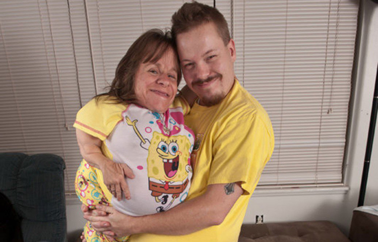 স্টেসি হেরল্ড: ৪৪ বছর বয়সে মৃত্যু হয় বিশ্বের খর্বকায় এই মা-এর। কেন্টাকির বাসিন্দা স্টেসির উচ্চতা ছিল ২ ফুট ৪ ইঞ্চি। চিকিৎসা পরিভাষায়, অস্টিওজেনেসিস ইমপারফেক্টায় নামে জিনগত সমস্যার কারণে এক জন সাধারণ মানুষের মতো শারীরিক বৃদ্ধি হয়নি তার। স্টেসির তিন সন্তান রয়েছে- দুই মেয়ে ও এক ছেলে। এরা প্রত্যেকেই স্বাভাবিক।