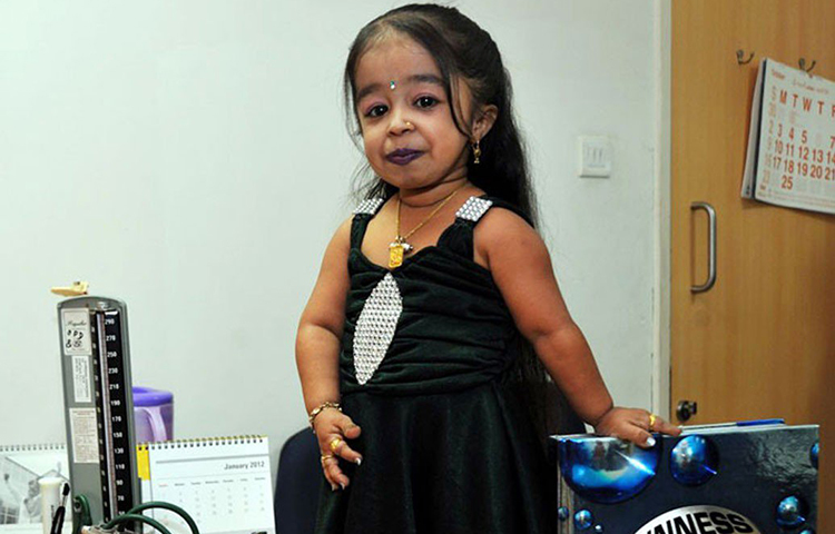 জ্যোতি আমগে: ১৯৯৩ সালে ভারতের মহারাষ্ট্রের নাগপুরে জন্ম। পেশায় অভিনেত্রী। ২০১১ সালে বিশ্বের খর্বকায় মহিলা হিসেবে ঘোষণা করে গিনেস। তার উচ্চতা ২ ফুট ০.৬ ইঞ্চি। অ্যাকোন্ড্রোপ্লসিয়া নামে জিনগত সমস্যার কারণে তার শারীরিক বিকাশ ঘটেনি। বিগ বস ৬-এর প্রতিযোগী ছিলেন তিনি।