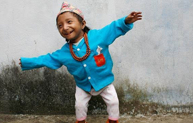 খগেন্দ্র থাপা: এডওয়ার্ড নিনো হার্নান্ডেজের পর বিশ্বের খর্বকায় পুরুষ হিসেবে রেকর্ড ছিল নেপালের বাসিন্দা খগেন্দ্রর। তার উচ্চতা প্রায় ২ ফুট আড়াই ইঞ্চি। স্থানীয়দের কাছে তিনি ‘লিটল বুদ্ধ’ নামে পরিচিত।