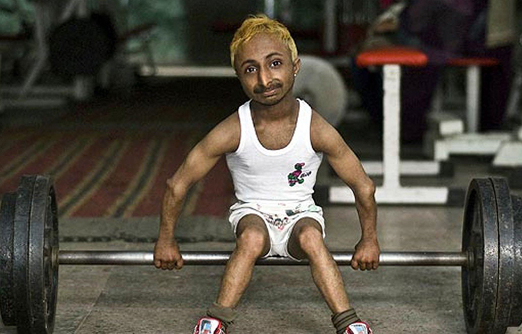 আদিত্য রোমিও: বিশ্বের খর্বকায় বডি বিল্ডার। উচ্চতা ২ ফুট ৯ ইঞ্চি। ওজন ৯ কিলোগ্রাম। পাঞ্জাবের কাপুরথালার ফাগওয়ারায় ১৯৮৮ সালে জন্ম। মাত্র ২৩ বছর বয়সে ২০১২ সালে মৃত্যু হয় তার।