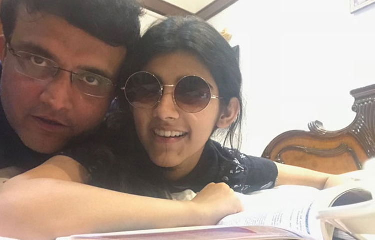 সানা যেদিন জন্মেছিলেন সৌরভ ছিলেন বিদেশে। টেস্ট খেলতে গিয়েছিলেন। ফলে মেয়েকে সশীররে দেখেছিলেন বেশ কিছুদিন আগে। আজ সেই মেয়ে ১৮ বছরে পা রাখলেন।