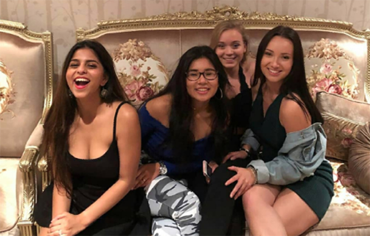 বান্ধবীদের সাথে আড্ডায় সুহানা।