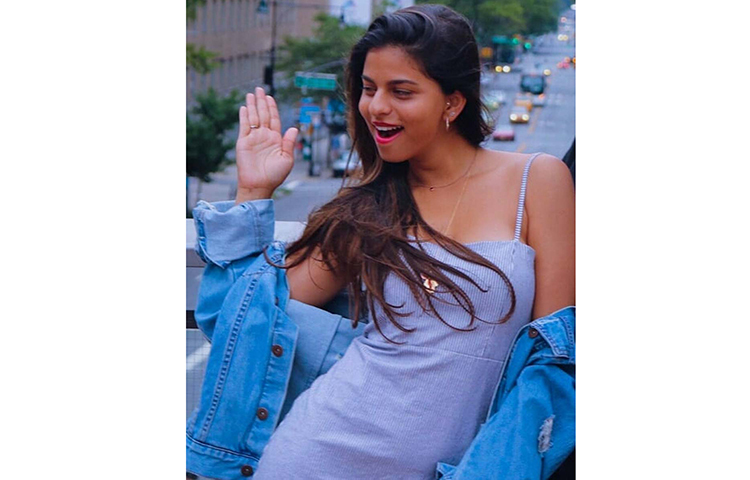 দুষ্টুমিতে মেতেছেন শাহরুখ কন্যা।