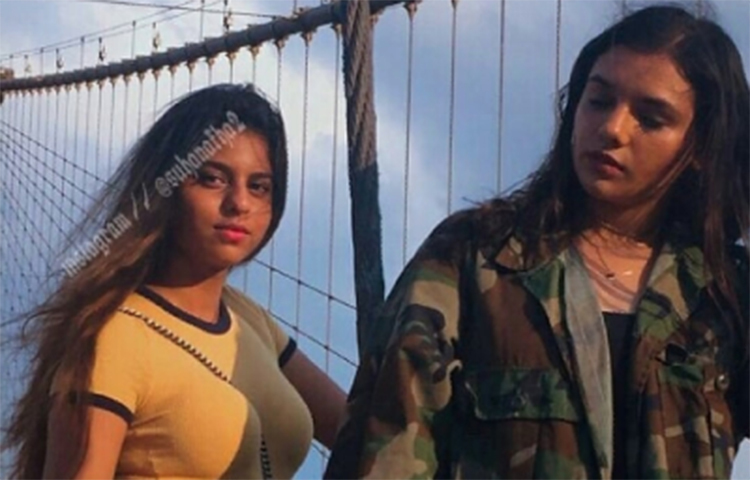 ভ্রমণে ছবি তুলছেন দুই বান্ধবী।