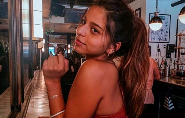 প্রিয় খাবার খেতে এসেছেন রেস্টেুরেন্টে।