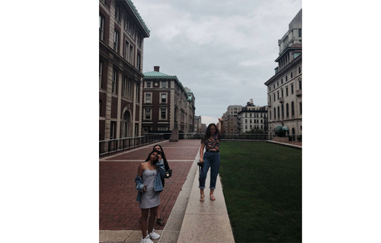 তিন বান্ধবীর ঘোরাঘুরি।