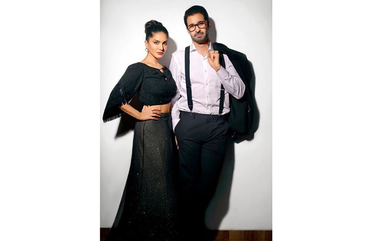 এরপর ক্রমশ নীল ছবির দুনিয়া থেকে সরে আসতে শুরু করেন সানি লিওন। তবে নীল দুনিয়া থেকে সরে আসার পর বলিউডে তার প্রথম পথচলাও খুব সোজা ছিল না। সেলিনা জেটলির মুম্বাইয়ের বাড়িতে তারা প্রথমে ভাড়া থাকতে শুরু করেন। এরপর সেলিনাও সানি লিওন এবং ড্যানিয়েলকে এক সময় বাড়ি ছাড়ার কথা স্পষ্ট জানিয়ে দেন। শুধু তাই নয়, মুম্বাই আসার পর সানি এবং ড্যানিয়েল বাড়ি ভাড়া দিতে অস্বীকার করেন বলিউডের অনেক তারকারাই।