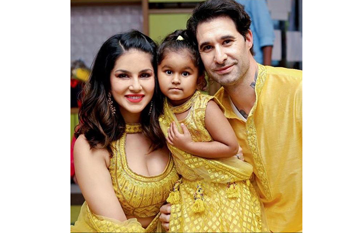 দীপাবলি পার্টিতে সেজে উঠলেন সানি লিওন। সানি-ড্যানিয়েলের সঙ্গে তার তিন সন্তান নিশা, নোয়া এবং এশারও সেজে ওঠে হলুদ রঙের পোশাকে।