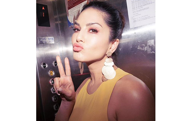 নীল ছবির প্রয়োজনে যখন অন্য কোনো পুরুষের সঙ্গে স্ক্রিন শেয়ার করতেন, সেই সময় ড্যানিয়েল কী করতেন, এবার তা প্রকাশ্যে আনলেন প্রাক্তন পর্নস্টার।