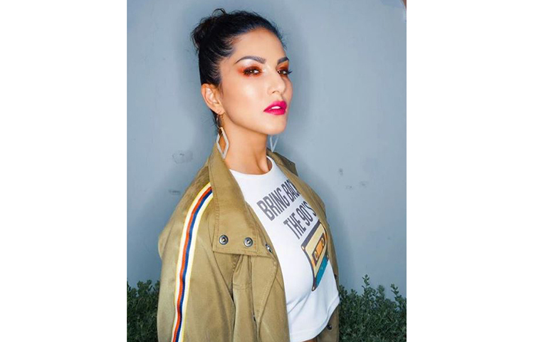 ডিএনএ-র খবর অনুযায়ী, লাস ভেগাসের একটি পানশালায় প্রথম ড্যানিয়েলের সঙ্গে দেখা হয় সানি লিওনের।