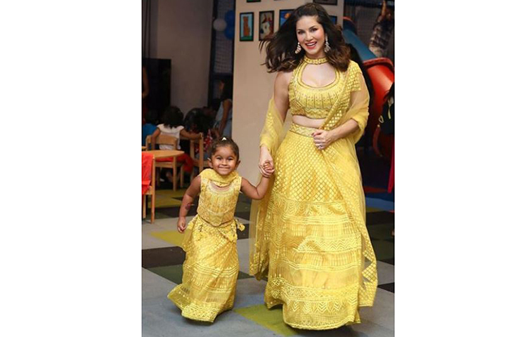 হলুদ রঙের লেহঙ্গায় সাজলেন বলিউড অভিনেত্রী। সানি লিওনের পাশাপাশি তার স্বামী ড্যানিয়েল ওয়েবারও হলুদ রঙের পাঞ্জাবিতে সাজেন।