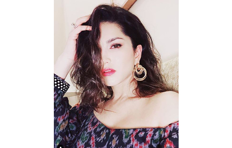 দেখা হওয়ার পর তাদের সঙ্গে খুব কম কথা হয়। কিন্তু কোনোভাবে ড্যানিয়েল তার ফোন নম্বর জোগাড় করেও সানিকে হুটহাট ফোন করেননি।