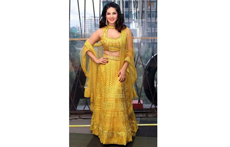 হলুদ সাজে সানি লিওন।