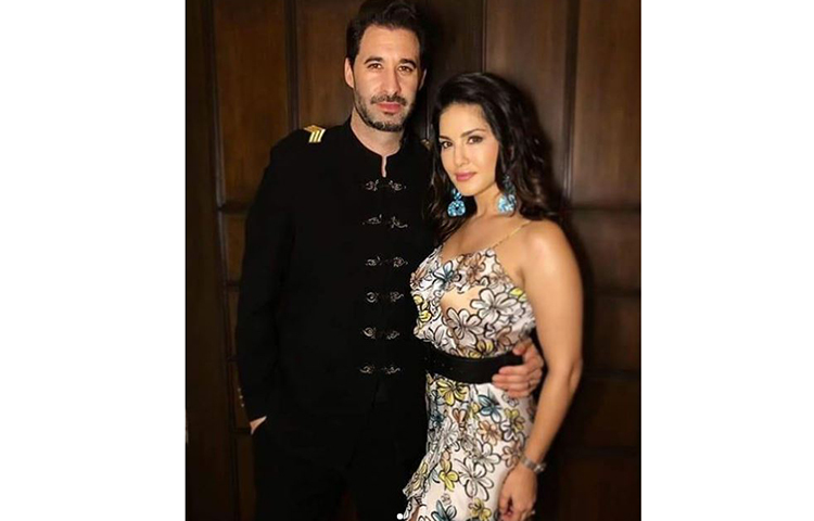 প্রথম প্রথম তাকে মেইল করতেন ড্যানিয়েল। ইমেলের মাধ্যমেই তাদের যাবতীয় কথা হত। মেলের মাধ্যমে কথা বলতে গিয়েই একে অপরের কাছাকাছি আসেন তারা।