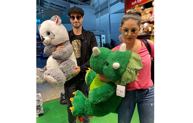 পরিচয় পর্ব এগোতেই একবার নিউ ইয়র্কে ড্যানিয়েলের কাছে যান সানি লিওন। সেই সময় একটি রেস্তোরাঁয় বসে দীর্ঘক্ষণ কথা বলেন তারা। ওই সময়ই তাদের মনে হয়, তারা একে অপরের পরিপূরক হতে পারেন।