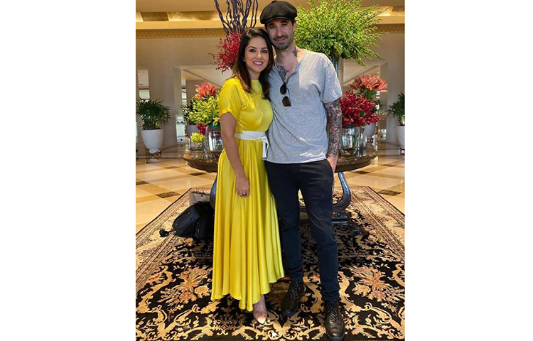 বিয়ের পর স্ত্রী অন্য কোনো পুরুষের সঙ্গে বিছানা ভাগ করছেন, তা দেখতে মোটেই ভালো লাগত না ড্যানিয়েলের। সানির নীল ছবিতে অভিনয় করার সময় ড্যানিয়েলের মুখে যে অস্বস্তি ফুটে উঠত, তা স্পষ্ট বুঝতেন প্রাক্তন পর্ন তারকা।