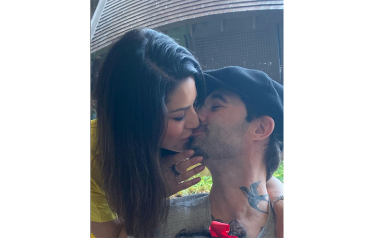 স্বামীকে ড্যানিয়েলকে আদরের চুম্বন সানির।