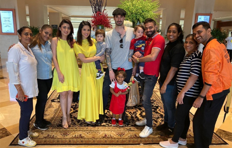 ভারতের মুম্বাইয়ে পাঁচতারা হোটেলে তিন সন্তান ও পরিবারের লোকজনের সঙ্গে সেলিব্রেট করেন সানি।