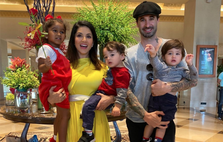 তিন সন্তান আশের, নোয়া ও নিশার সঙ্গে সানি ও ড্যানিয়েল।