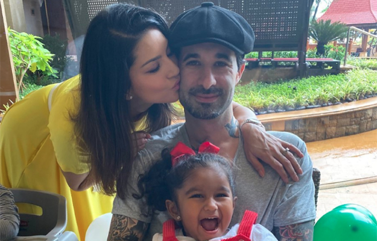 ড্যানিয়েলকে আদরের চুম্বন সানির।