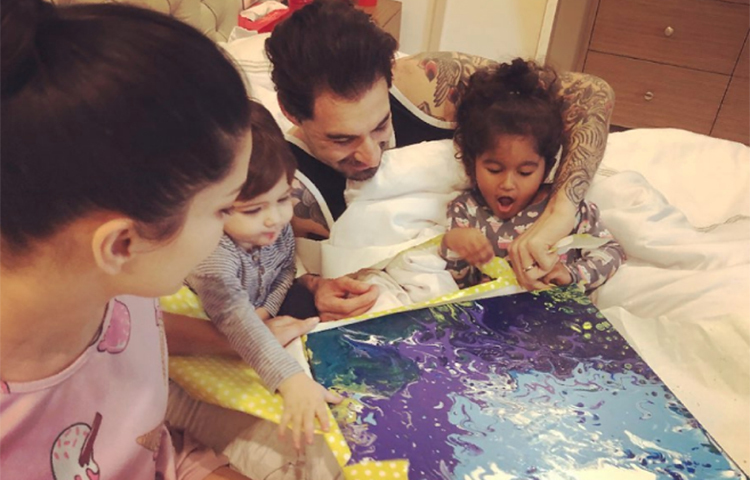 বাবা ড্যানিয়েলের জন্মদিনে ক্যানভাসে আঁকিবুকি নিশা, আশের ও নোয়ার।