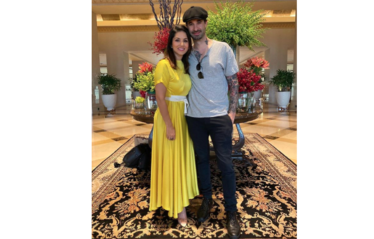 পাঁচতারা হোটেলে ড্যানিয়েল ওয়েবারের জন্মদিনের সেলিব্রেশন সানির।