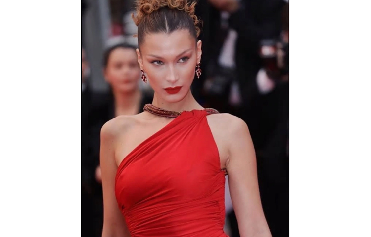 সুপারমডেল বেলা হাদিদ বিশ্বের সবচেয়ে সুন্দরী মহিলা। এই হিসেব অনুযায়ী সৌন্দর্য্যের যে মাপকাঠি রয়েছে, তার সঙ্গে ওই মহিলার খুবই সাজুয্য রয়েছে।