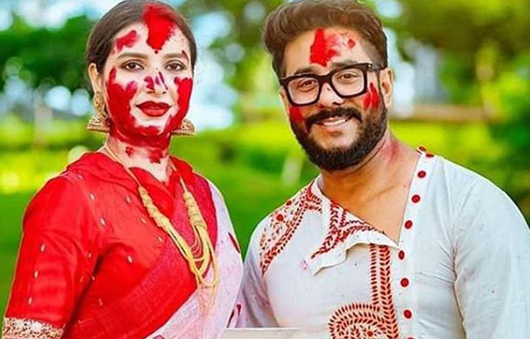 রাজ চক্রবর্তী পরিচালিত, শুভশ্রী-ঋত্বিক অভিনীত ‘পরিণীতা’ কিছু দিন আগেই বক্স অফিসে অভাবনীয় সাফল্য লাভ করেছে। এরই মধ্যে রাজের পরবর্তী ছবি ‘ধর্মযুদ্ধ’-র কাজও প্রায় অনেকটাই শেষ। দশমীতে রোশন-শ্রাবন্তী, পায়েলসহ এক গুচ্ছ তারার সঙ্গে ওই তারকা জুটি সিঁদুর খেলায় মাতলেও শুধু নিজেদের জন্য সময় মিলছিল না কিছুতেই। অবশেষে মিলেছে, আর তারাও পাড়ি দিয়েছেন সুদূর কেনিয়ায়।