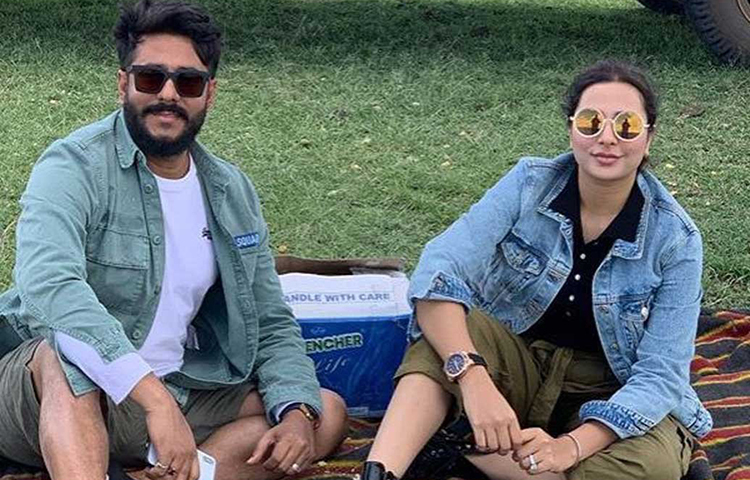 একান্তে যে দারুণ মজেছেন তারা, ছবি দেখেই আঁচ করা যাচ্ছে। প্রকৃতির একেবারে কাছাকাছি, শহুরে কোলাহল, ‘লাইট, ক্যামেরা, অ্যাকশন’ থেকে অনেকটা দূরে নিজেদের জন্য সময় বার করে নেওয়া, এ কি কম কথা!