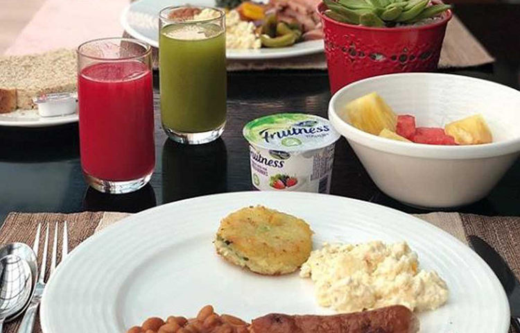 ঘোরার সঙ্গে খাওয়াদাওয়া না হলে চলে নাকি! স্পেশ্যাল কেনিয়ান খাবারও জমিয়ে খাচ্ছেন দু’জনে। আপনি ‘ফুডি’ হলে সোশ্যাল মিডিয়াতে শেয়ার করা সেই খাবারের প্লেট থেকে লোভ সংবরণ করা কিছুটা মুশকিলই হয়ে যেতে পারে।