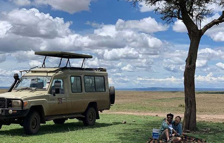 পাশে রাখা হয়েছে তাদের সফরের সঙ্গী শ্যাওলা রঙের স্পেশাল সাফারি জিপ। পরিষ্কার আকাশে সাদা পেঁজা তুলোর মতো ছেঁড়া মেঘ ভেসে বেড়াচ্ছে নিজের খেয়ালে। তারই মধ্যে পড়ন্ত বিকেলে গাছের তলায় একান্তে রাজ-শুভশ্রী। ট্রিপ শেষে নির্জনে খাওয়াদাওয়া সেরে নিচ্ছেন।