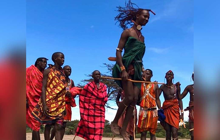 চুটিয়ে ঘুরছেন দু’জনে। বোঝার চেষ্টা করছেন সেখানকার সংস্কৃতিকেও। তাই তো ওখানকার ভূমিপুত্রদের বিশেষ নাচ-খেলা দেখতেও ভোলেননি তারা।